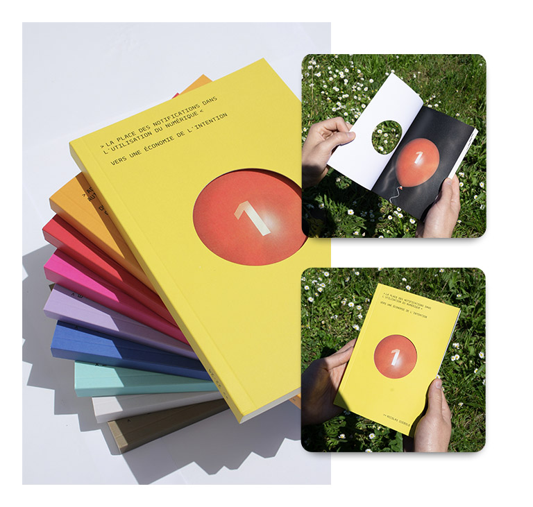 Visuel de référence montrant l'édition imprimée originale des mémoires de recherche du Master, mettant en avant les choix typographiques et la palette chromatique, la mise en page éditoriale avec la première de couverture percée donnant une lecture initiale tronquée de la page de garde avant ouverture du mémoire (visuel de la page de garde à deux niveaux de lecture selon que la première de couverture est ouverte ou fermée) ; éléments dont s'inspire directement la déclinaison Web. Le mémoire montré pour la démonstration est titré « La place des notifications dans l'utilisation du numérique » par Nicolas Diebold, sous-titré « vers une économie de l'intention ».